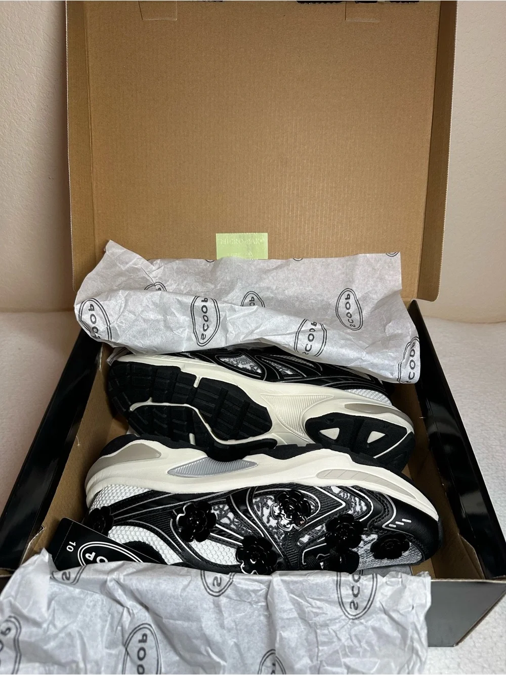 Scoop Women’s Sporty Sneakers with Flower Appliques Size 10